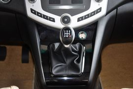 2013款比亚迪S6白金版2.0L手动尊贵型