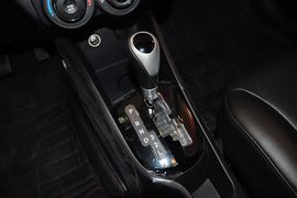 2012款起亚K2两厢1.6L