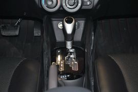 2012款起亚K2两厢1.6L