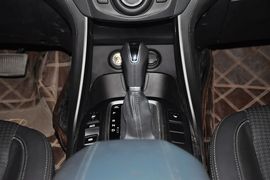 2013款现代全新胜达2.4L自动四驱尊贵型