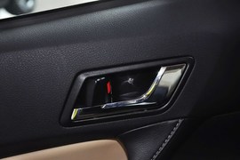 2013款丰田锐志2.5V尚锐版