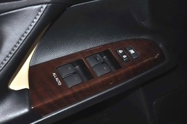 2013款丰田锐志2.5V尚锐版