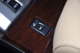 2013款丰田锐志2.5V尚锐版