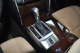 2013款丰田锐志2.5V尚锐版