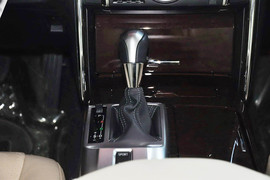 2013款丰田锐志2.5V尚锐版