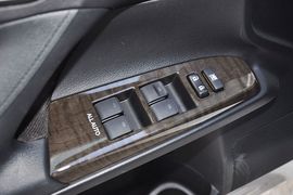 2013款丰田锐志2.5S菁锐版