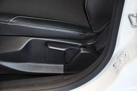 2012款福特福克斯两厢2.0L手动豪华运动型
