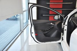 2012款福特福克斯两厢2.0L手动豪华运动型