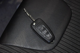 2012款福特福克斯两厢2.0L手动豪华运动型