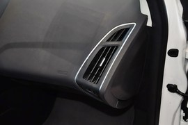 2012款福特福克斯两厢2.0L手动豪华运动型