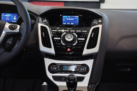 2012款福特福克斯两厢2.0L手动豪华运动型