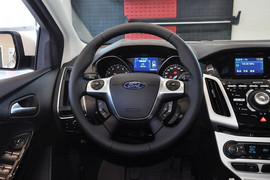 2012款福特福克斯两厢2.0L手动豪华运动型