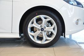 2012款福特福克斯两厢2.0L手动豪华运动型