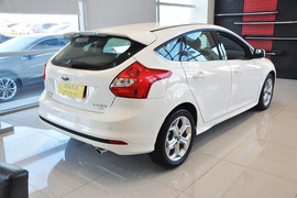2012款福特福克斯两厢2.0L手动豪华运动型