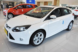 2012款福特福克斯两厢2.0L手动豪华运动型