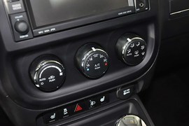 2014款Jeep自由客2.4L豪华导航版