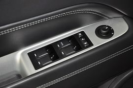 2014款Jeep指南者2.0L两驱豪华版