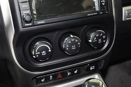 2014款Jeep指南者2.0L两驱豪华版