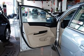 2013款比亚迪速锐1.5L手动豪华型