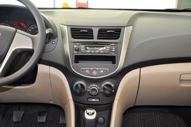 2014款现代瑞纳三厢1.4L手动时尚型GS