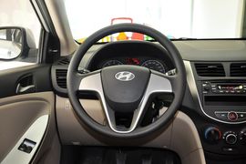 2014款现代瑞纳三厢1.4L手动时尚型GS