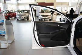 2013款北京现代索纳塔八2.0L