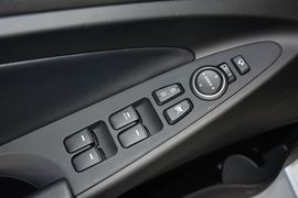 2013款北京现代索纳塔八2.0L