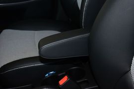 2014款现代瑞纳两厢1.6L自动型