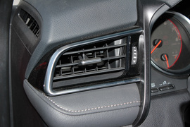 2018款丰田凯美瑞