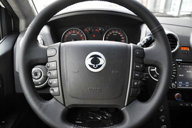 2014款双龙爱腾2.3L四驱自动豪华汽油版