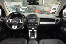 2014款Jeep指南者2.0L两驱改款精英版