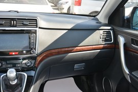 2013款哈弗H6运动版1.5T手动四驱尊贵型