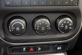 2014款Jeep指南者2.4L改款四驱舒适版