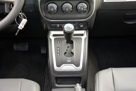 2014款Jeep指南者2.4L改款四驱舒适版