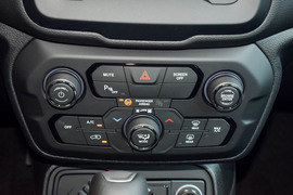   2018款Jeep自由侠 互联大屏版 180T 自动高能版