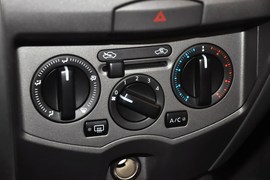 2013款日产骊威劲锐版1.6XL手动舒适型