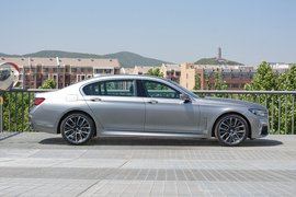 2019款宝马740Li