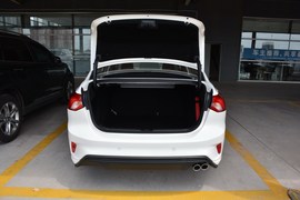 2020款福特福克斯三厢1.5L自动锋跃型