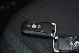 2020款福特福克斯三厢1.5L自动锋跃型