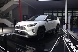 一汽丰田RAV4荣放双擎