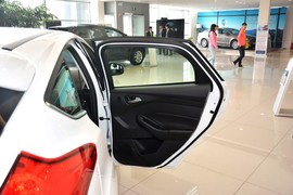 2012款福特福克斯两厢2.0L手自一体豪华运动型