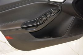 2012款福特福克斯两厢2.0L手自一体豪华运动型