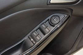 2012款福特福克斯两厢2.0L手自一体豪华运动型