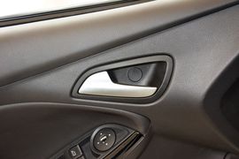 2012款福特福克斯两厢2.0L手自一体豪华运动型