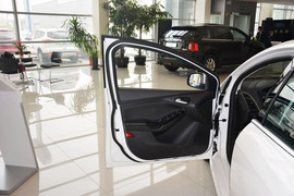 2012款福特福克斯两厢2.0L手自一体豪华运动型