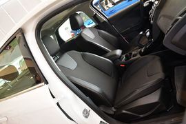 2012款福特福克斯两厢2.0L手自一体豪华运动型