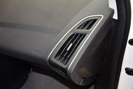 2012款福特福克斯两厢2.0L手自一体豪华运动型