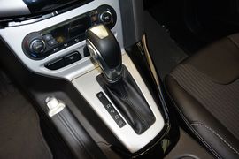 2012款福特福克斯两厢2.0L手自一体豪华运动型