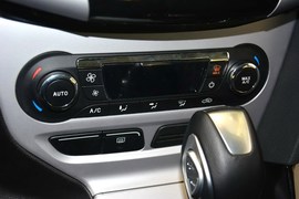 2012款福特福克斯两厢2.0L手自一体豪华运动型