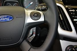2012款福特福克斯两厢2.0L手自一体豪华运动型